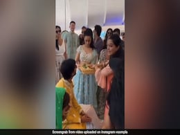 श्रद्धा कपूर कजिन की शादी में शामिल होने के लिए मालदीव पहुंची, एक्ट्रेस लहंगा पहनकर समुद्र किनारे पोज देती आईं नजर, Video श्रद्धा कपूर कजिन की शादी में शामिल होने के लिए मालदीव पहुंची, एक्ट्रेस लहंगा पहनकर समुद्र किनारे पोज देती आईं नजर, Video