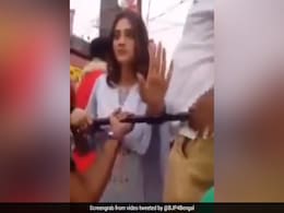 Viral Video: सांसद नुसरत जहां बोलीं, "मैं 1 घंटे से ज्यादा रोडशो नहीं कर सकती,मुख्यमंत्री के लिए भी नहीं" Viral Video: सांसद नुसरत जहां बोलीं, "मैं 1 घंटे से ज्यादा रोडशो नहीं कर सकती,मुख्यमंत्री के लिए भी नहीं"