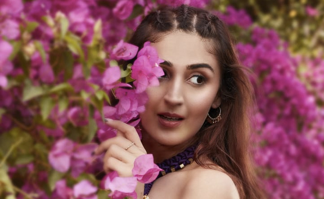 Dhvani Bhanushali's New Song <i>Radha</i> Is Winning The Internet