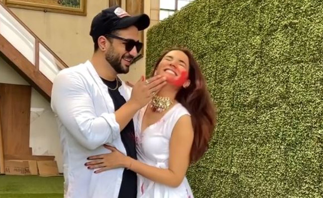 जैस्मिन भसीन ने अली गोनी के साथ खेली होली, एक्टर ने यूं प्यार से लगाया गुलाल- देखें Video