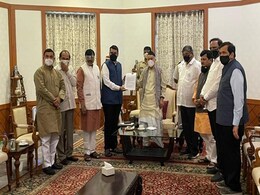 महाराष्ट्र : 'लेटर बम' से आए सियासी भूचाल के बीच देवेंद्र फडणवीस सहित BJP के बड़े नेताओं ने की राज्यपाल से मुलाकात महाराष्ट्र : 'लेटर बम' से आए सियासी भूचाल के बीच देवेंद्र फडणवीस सहित BJP के बड़े नेताओं ने की राज्यपाल से मुलाकात