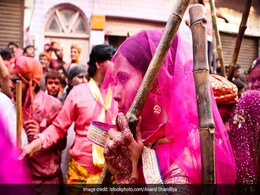 Lathmar Holi 2021: दुनियाभर में प्रसिद्ध है मथुरा की लट्ठमार होली, जानिए कैसे हुई महिलाओं से लाठी खाने की शुरुआत Lathmar Holi 2021: दुनियाभर में प्रसिद्ध है मथुरा की लट्ठमार होली, जानिए कैसे हुई महिलाओं से लाठी खाने की शुरुआत