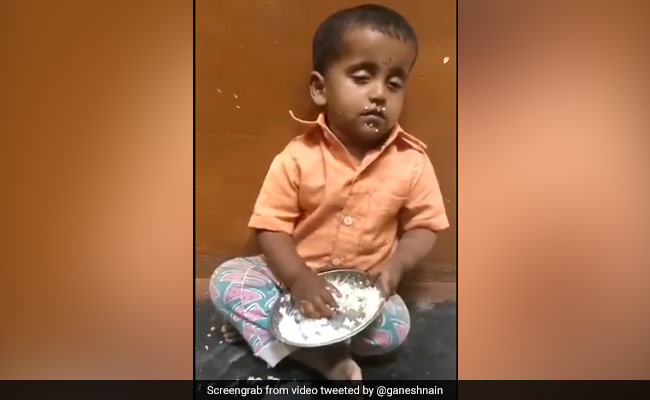 खाना खाते बच्चे को आई नींद, हाथ में उठाए चावल और धम से गिर गया ज़मीन पर - देखें मजेदार Video