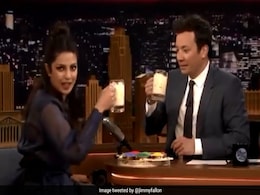प्रियंका चोपड़ा ने चैट शो में Jimmy Fallon को पहले पिलाई ठंडाई, फिर जमकर लगाया रंग- देखें Holi Video प्रियंका चोपड़ा ने चैट शो में Jimmy Fallon को पहले पिलाई ठंडाई, फिर जमकर लगाया रंग- देखें Holi Video