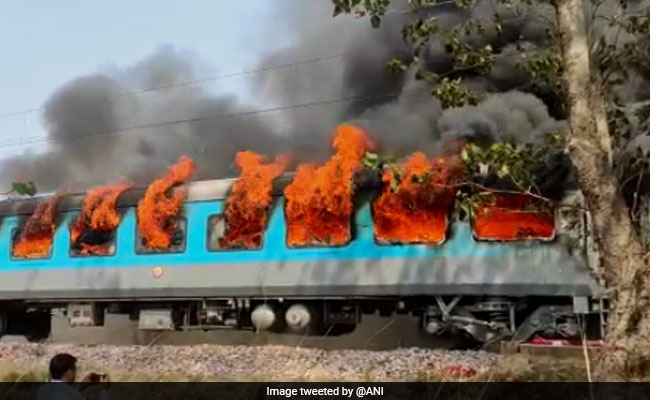 दिल्ली-देहरादून शताब्दी में लगी आग, धू-धू कर जला कोच; सभी यात्री सुरक्षित