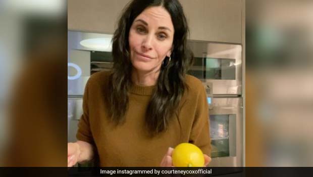 Watch: Courteney Cox Celebrated Mexican Holiday With Special Ginger-Lime Mocktail  