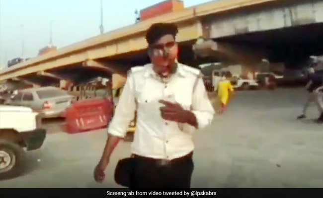 बाइक पर जा रहे शख्स को ट्रैफिक पुलिस ने रोका, और फिर कहा - 'चले जाओ, सब कुछ होगा, तभी रुके हो...' - देखें मजेदार Video