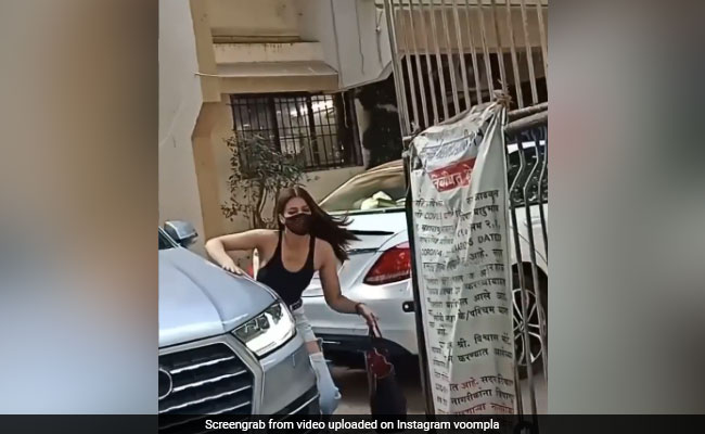 कार से निकलते ही कृति सेनन के लड़खड़ाए कदम, बाल- बाल गिरने से बचीं... देखें Video