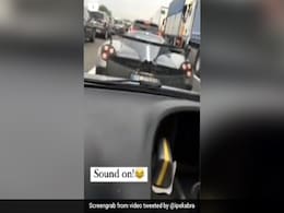 ट्रैफिक सिग्नल पर शख्स ने बजाया हॉर्न, दूसरा ड्राइवर करने लगा नकल, IPS बोला - Men Will Be Men - देखें Video ट्रैफिक सिग्नल पर शख्स ने बजाया हॉर्न, दूसरा ड्राइवर करने लगा नकल, IPS बोला - Men Will Be Men - देखें Video