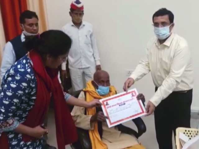 98-Year-Old Sells <i>Chana</i> To Become '<i>Aatmanirbhar</i>'