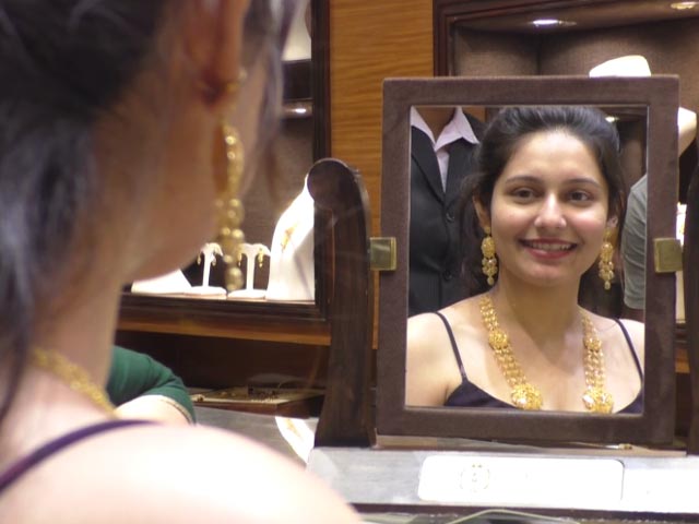 Gold Silver Price Today: सोने के दाम बढ़े, चांदी के गिरे, जानें आपके शहर में क्या है भाव