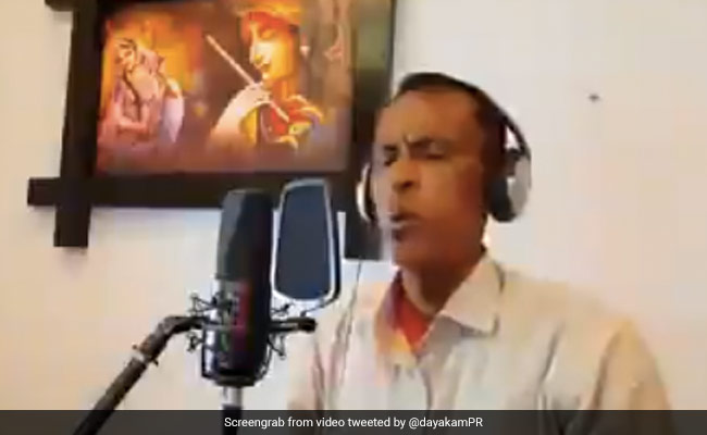 शख्स ने गाकर नहीं, सीटी बजाकर सुनाया ‘ऐ मेरी जोहराजंबी सॉन्ग’, लोगों ने कहा- अद्भुत - देखें Video