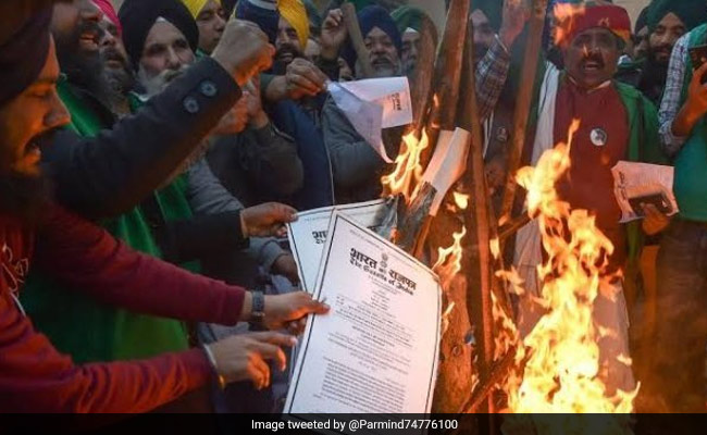 Farmers Burn Copies Of Farm Laws At Delhi Border To Celebrate "<i>Holika Dahan</i>"