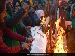 Farmers Burn Copies Of Farm Laws At Delhi Border To Celebrate "<i>Holika Dahan</i>" Farmers Burn Copies Of Farm Laws At Delhi Border To Celebrate "<i>Holika Dahan</i>"