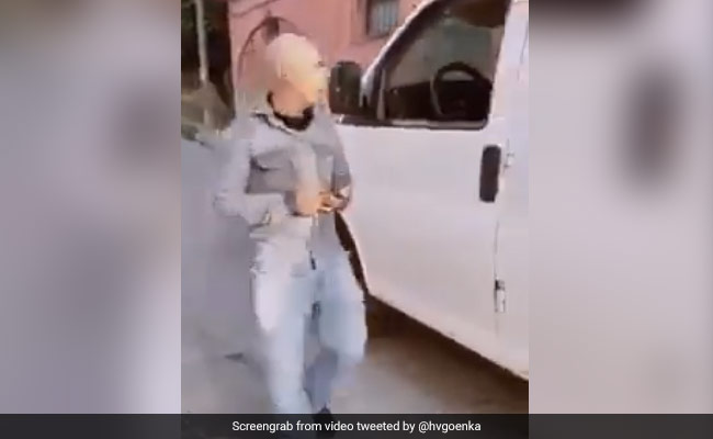 बिना ड्राइवर के चल रही थी गाड़ी, शख्स ने पहले की रोकने की कोशिश,फिर तेजी से लगा भागने, हर्ष गोयनका बोले- ‘अच्छा करने चले लेकिन..’