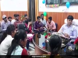 बिहार में गरीब युवाओं को प्रतियोगी परीक्षा की तैयारी करा रहे अफसर को दिल खोलकर मिल रही तारीफ बिहार में गरीब युवाओं को प्रतियोगी परीक्षा की तैयारी करा रहे अफसर को दिल खोलकर मिल रही तारीफ