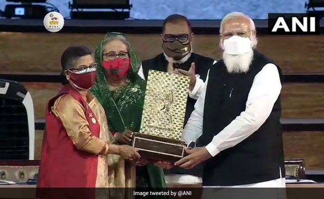 PM Hands Over Gandhi Peace Prize For Sheikh Mujibur Rahman To His Daughter