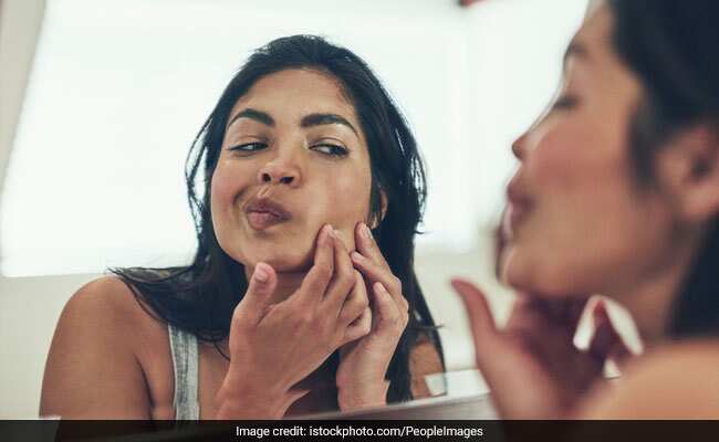 Skin Care Tips: चेहरे को खराब करती है आपकी ये 5 आदतें, ग्लोइंग और हेल्दी स्किन चाहिए तो आज से ही छोड़ दें
