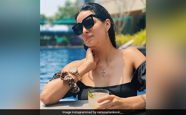 Natasa Stankovic का पूल Video हुआ वायरल, ब्लैक आउटफिट में यूं चिल करती आईं नजर