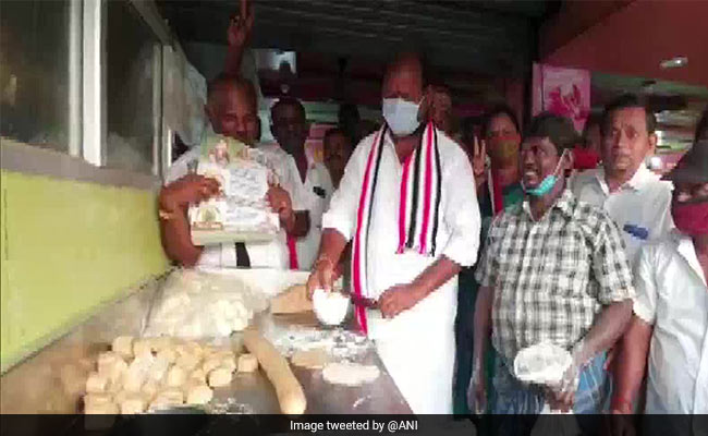 AIADMK Candidate Makes <i>Parottas</i> While Campaigning For Tamil Nadu Polls