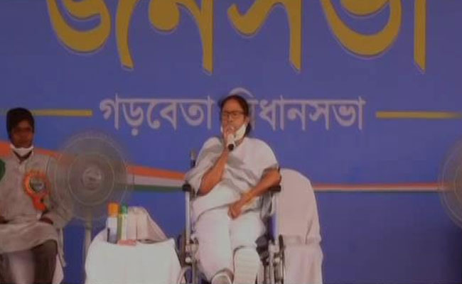 ममता बनर्जी पर कथित हमले की रिपोर्ट 2 हफ्तों में चाहती है TMC, EC के अधिकारियों से मिले पार्टी के नेता