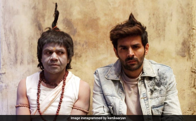 Kartik Aaryan's Holi Celebration Pic With Rajpal Yadav Has A <i>Bhool Bhulaiyaa</i> Connection
