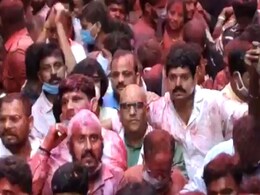 Covid के बढ़ते मामलों के बीच रंगभरी एकादशी पर वाराणसी में दिखी ऐसी भीड़, देखें Video Covid के बढ़ते मामलों के बीच रंगभरी एकादशी पर वाराणसी में दिखी ऐसी भीड़, देखें Video