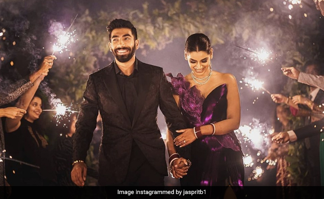 जसप्रीत बुमराह ने शादी के बाद शेयर की पहली तस्वीर, वाइफ संजना संग हाथों में हाथ डाले आए नज़र - देखें Photos