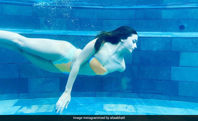 आलिया भट्ट ने पूल में मछली की तरह तैरते हुए शेयर की फोटो, फैन्स ने कहा- जलपरी...