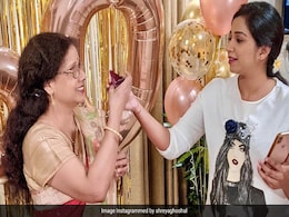 श्रेया घोषाल ने मां का मनाया 60वां बर्थडे, फोटो शेयर कर बोलीं-  आप जल्द ही नानी भी बनने वाली हो... श्रेया घोषाल ने मां का मनाया 60वां बर्थडे, फोटो शेयर कर बोलीं-  आप जल्द ही नानी भी बनने वाली हो...