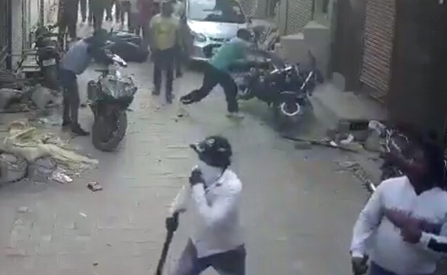 दिल्ली: तोड़फोड़ करने वाले बदमाशों का सीसीटीवी फुटेज सामने आया, पुलिस की गाड़ी भी तोड़ी