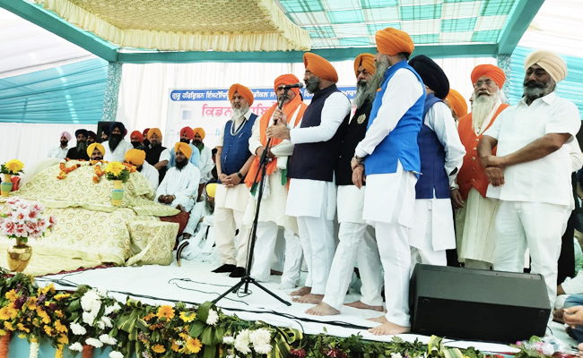 खाप के 'चौधरी' लखनऊ गए तो जवाब में ट्रैक्टर पहुंचे गाजीपुर बार्डर