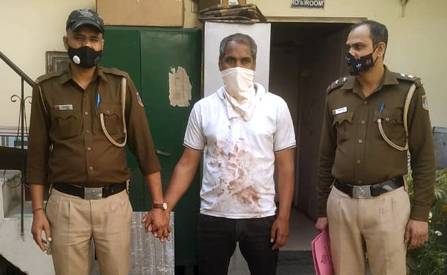 महिला से छेड़छाड़ का आरोपी पुलिस से बचने के लिए नाले में कूदा, कांस्‍टेबल ने बहादुरी दिखाकर पकड़ा