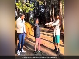 Shilpa Shetty और राजपाल यादव ने बीच जंगल में रोमांटिक गाने पर किया डांस, देखें Video Shilpa Shetty और राजपाल यादव ने बीच जंगल में रोमांटिक गाने पर किया डांस, देखें Video