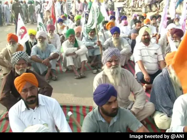 कृषि कानूनों का विरोध, ईस्टर्न-वेस्टर्न पेरीफेरल एक्सप्रेस-वे पर खाट लगाकर किसानों ने किया प्रदर्शन