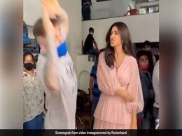 Shilpa Shetty का स्टाइलिस्ट उनके बना रहा था बाल, तभी एक्ट्रेस ने यूं जड़ा झापड़- देखें Video Shilpa Shetty का स्टाइलिस्ट उनके बना रहा था बाल, तभी एक्ट्रेस ने यूं जड़ा झापड़- देखें Video