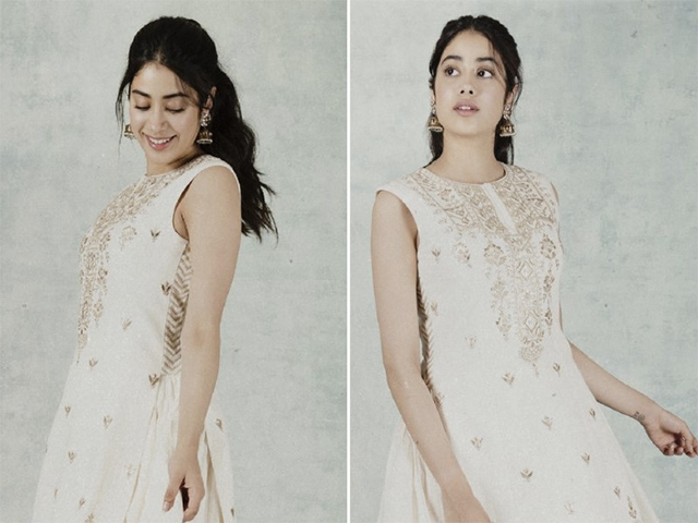 Janhvi Kapoor Sets Gorgeous Ethnic Fashion Goals In A Breezy <i>Kurta</i> Set For Spring