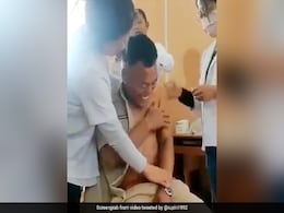 कोरोना की वैक्सीन लगवाने पहुंचा पुलिसवाला, नर्स ने छुआ तो छूटी हंसी, IPS बोला- 'सुई से नहीं, बल्कि...' - देखें Video कोरोना की वैक्सीन लगवाने पहुंचा पुलिसवाला, नर्स ने छुआ तो छूटी हंसी, IPS बोला- 'सुई से नहीं, बल्कि...' - देखें Video