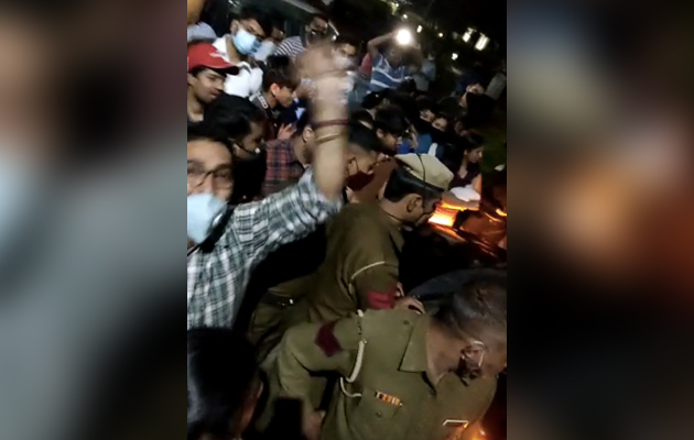 सोसाइटी में बढ़े कुत्तों के काटने के मामले, लोगों ने उनको खाना खिलाने वाले परिवार को बनाया बंधक