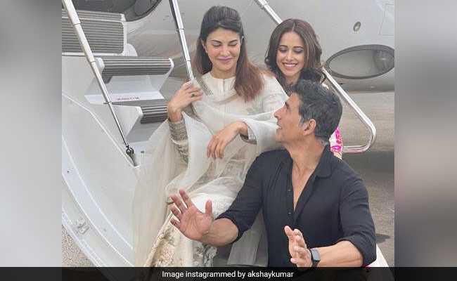 Akshay Kumar, Jacqueline Fernandez And Nushrratt Bharuccha Fly To Ayodhya For <I>Ram Setu</i>