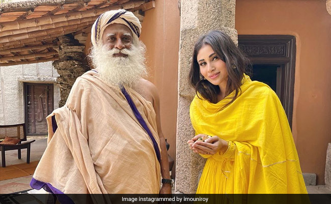 Mouni Roy ने सद्गुरु के साथ शेयर की तस्वीर, बोलीं- 'मेरे पास कहने को कुछ नहीं'