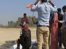 पवन सिंह कर रहे थे फिल्म का एक्शन सीन, बीच में आ गई फैन और फिर जोड़ने पड़े हाथ...देखें Video पवन सिंह कर रहे थे फिल्म का एक्शन सीन, बीच में आ गई फैन और फिर जोड़ने पड़े हाथ...देखें Video