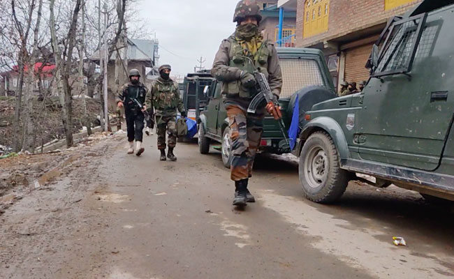 Jammu And Kashmir: Encounter Between Terrorists And Army Personnel In Rajouri, Two Terrorists Killed - J&K : राजौरी में आर्मी कैंप पर फिदायीन हमला, तीन जवान शहीद, दो आतंकी ढेर | India In Hindi