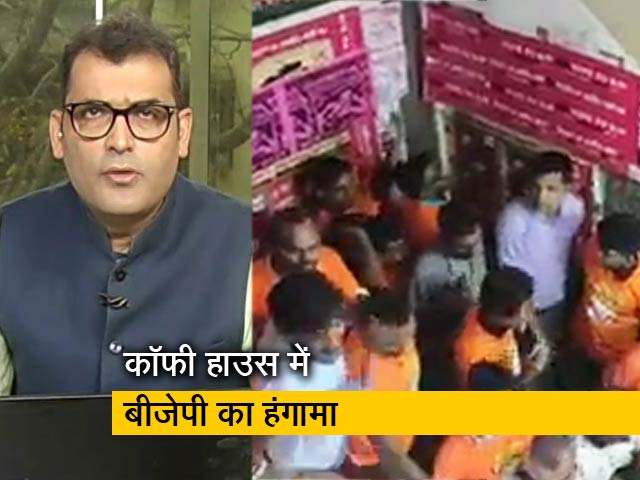 देस की बात : कोलकाता के मशहूर कॉफी हाउस में बीजेपी का हंगामा, दीवारों पर लगे पोस्टर्स भी फाड़े