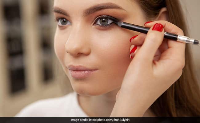 Eye Makeup: सोने से पहले आंखों के मेकअप को न हटाने से आंखों की रोशनी हो सकती है बर्बाद! जानें कुछ साइडइफेक्ट्स