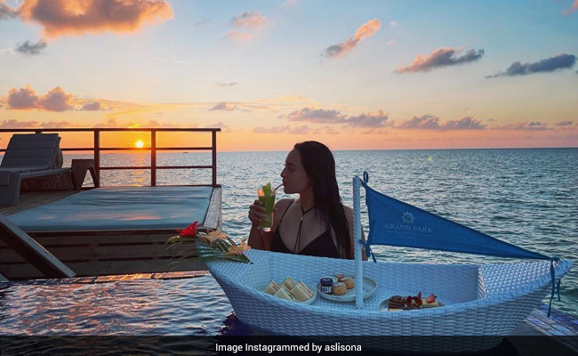 Memories Of Maldives: Sonakshi Sinha Is Busy Dreaming Of Sunset And Snacks