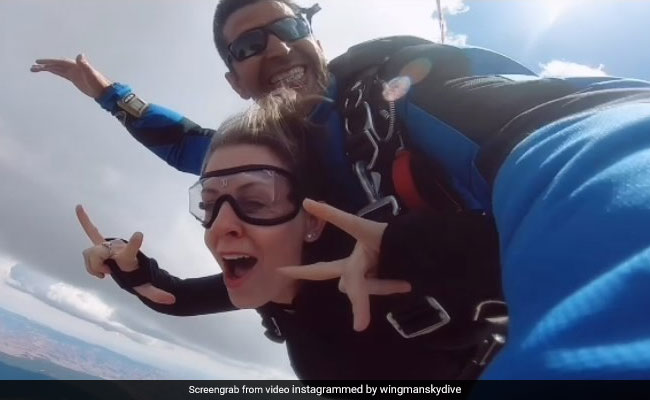 शख्स ने फिल्मी स्टाइल में गर्लफ्रेंड को किया प्रपोज, हवा में उड़ते हुए पहनाई अंगूठी, बोला- मुझसे शादी करोगी ? - देखें Video