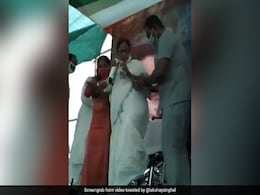 Mamata Banerjee Stands Up From Wheelchair As National Anthem Plays Mamata Banerjee Stands Up From Wheelchair As National Anthem Plays