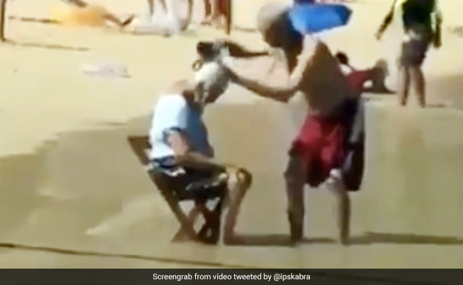 बुज़ुर्ग कपल ने शानदार अंदाज़ में किया समुद्र में एन्जॉय, IPS बोला - असली मर्द वही, जो... - देखें Video