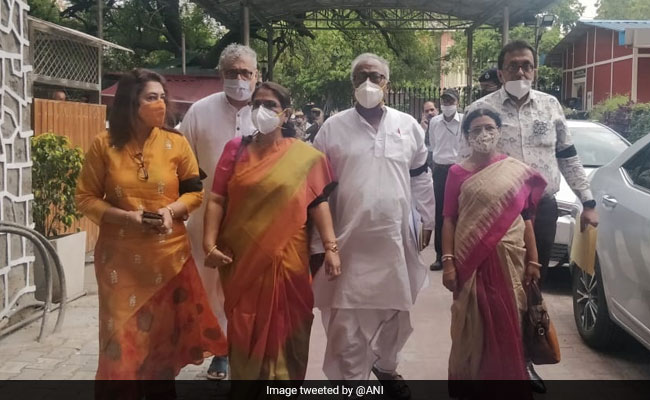 ममता बनर्जी पर 'हमले' की जांच को लेकर EC से मिले TMC के नेता, शुभेंदु अधिकारी पर लगाया आरोप